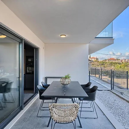 Bura Breeze - Sea-view Garden Apartment *